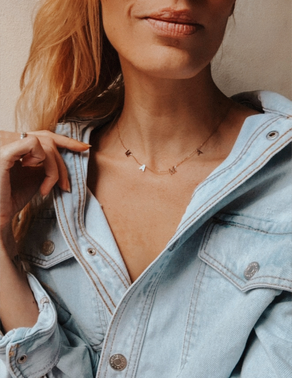 Celebrate the essence of motherhood with our enchanting Rose Gold Mama Necklace, a tribute to love, warmth, and joy. Delicately crafted with meticulous attention to detail, this timeless piece effortlessly combines simplicity with sentimentality. Designed for everyday wear, it's a heartfelt accessory to keep close to your heart and an ideal gift for Mother’s Day.