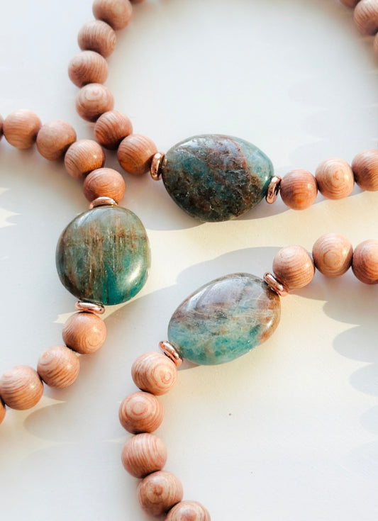 Rosewood gemstone bracelet with a Apatite gemstone focal bead
