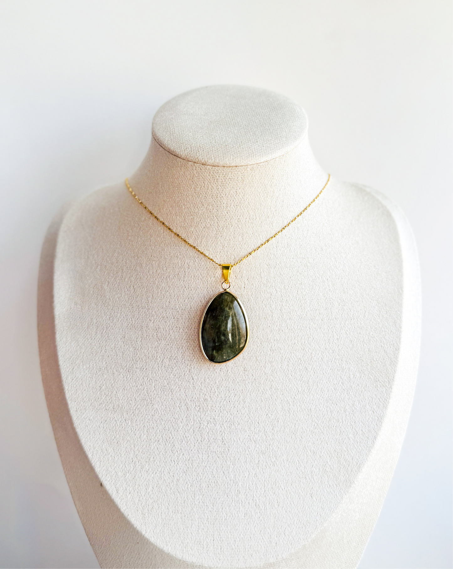 The Lumière Labradorite Necklace