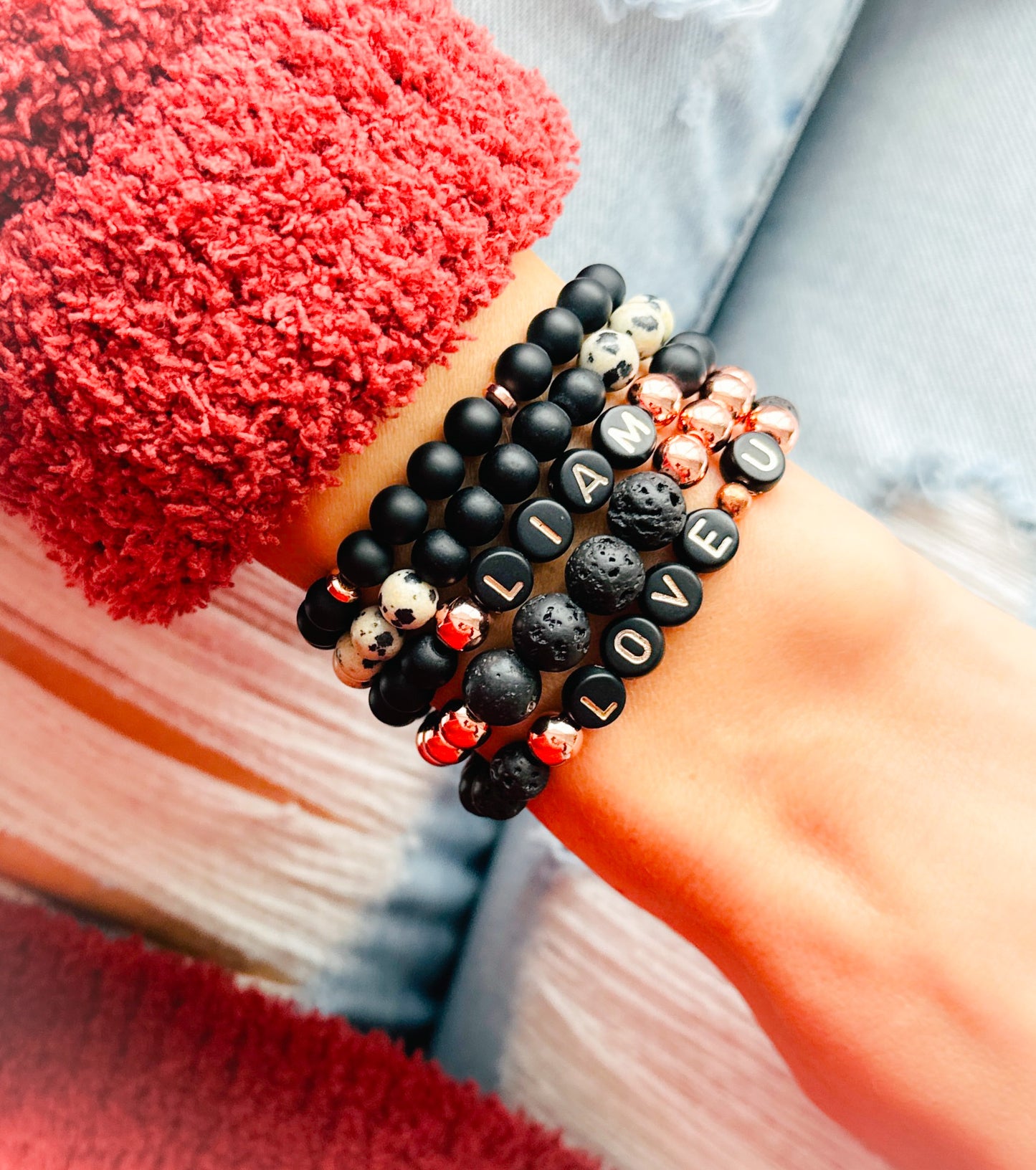 Noir Mama letter bracelet set