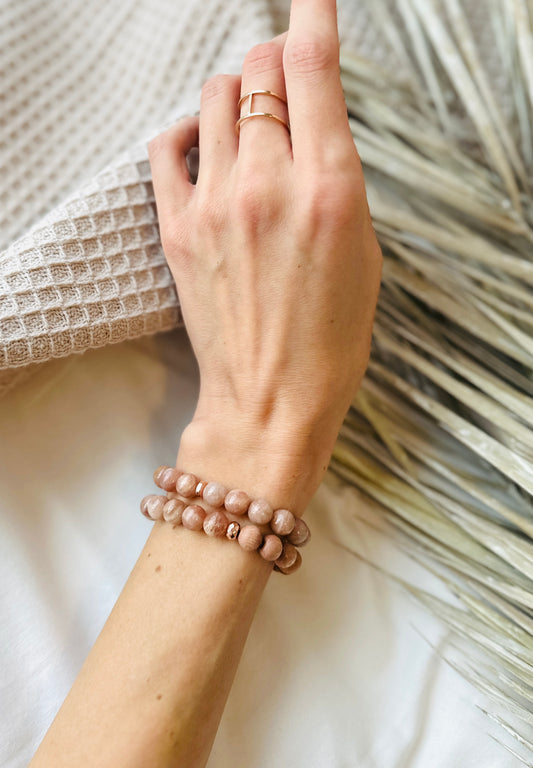This healing sunstone gemstone bracelet features genuine sunstone beads to fill you with positive energy and good luck. Helps to bring strength and empower one’s self.