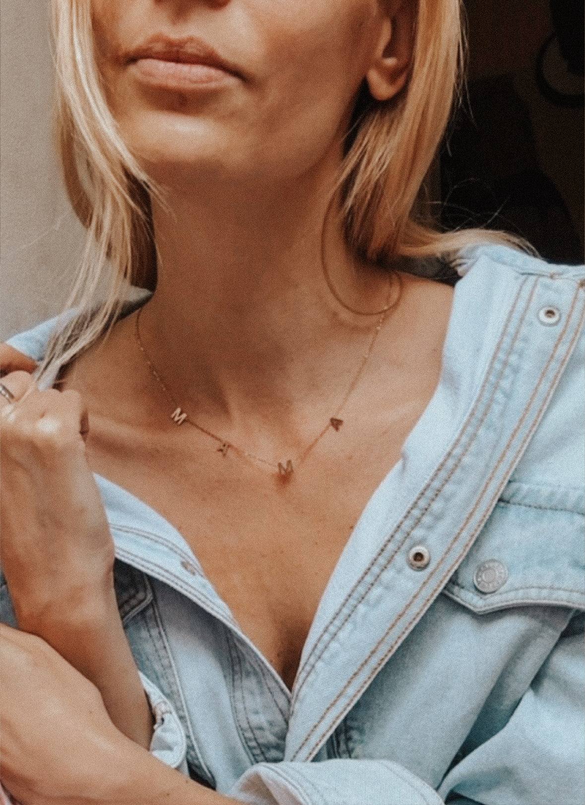 Celebrate the essence of motherhood with our enchanting Rose Gold Mama Necklace, a tribute to love, warmth, and joy. Delicately crafted with meticulous attention to detail, this timeless piece effortlessly combines simplicity with sentimentality. Designed for everyday wear, it's a heartfelt accessory to keep close to your heart and an ideal gift for Mother’s Day.