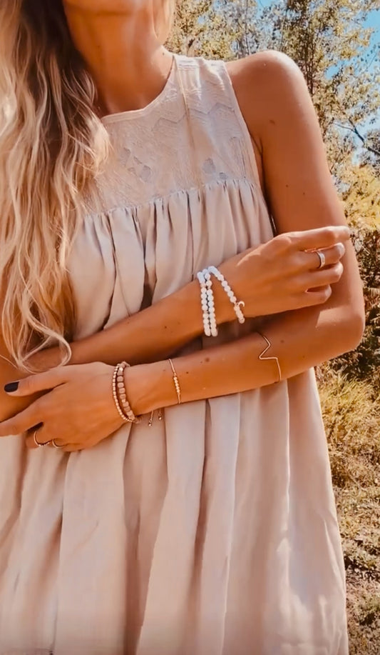 A stone for “new beginnings”. Moonstone is a stone of inner growth and strength. It soothes emotional instability and stress, and stabilizes the emotions, providing calmness.