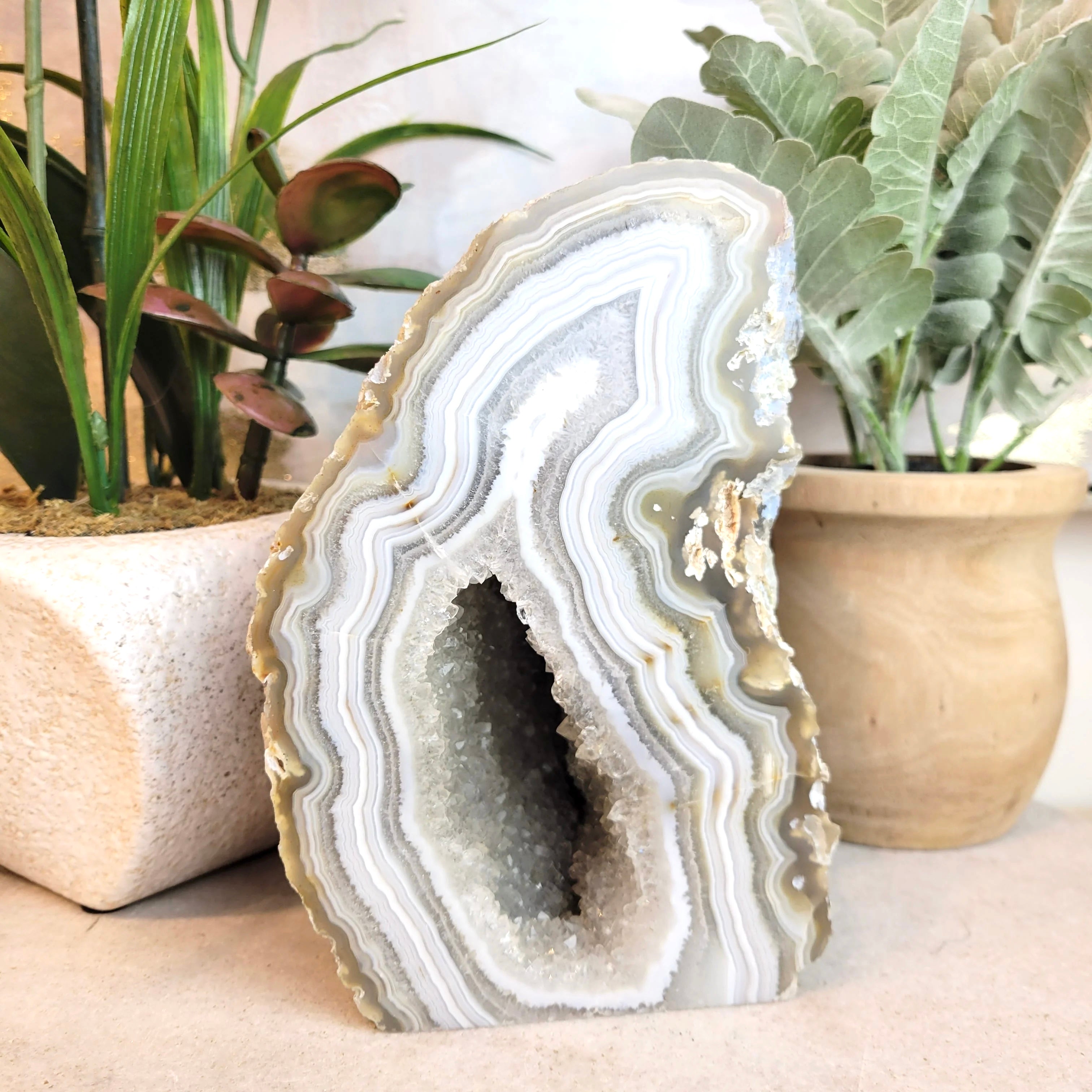 Each Geode is a one of a kind masterpiece. From stunning bands of rich colours to enchanting crystal shapes, these exquisite gems bring vibes of confidence, strength, and protection. A collection agate geode jewlery