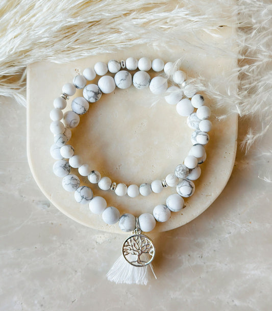 "Howlite" Gemstone Bracelet Set, meticulously crafted with Howlite, chosen for its profound healing properties. Howlite is a stone known to inspire a sense of calm, inner wisdom, and tranquility, making it an ideal companion for mindfulness and self-reflection.