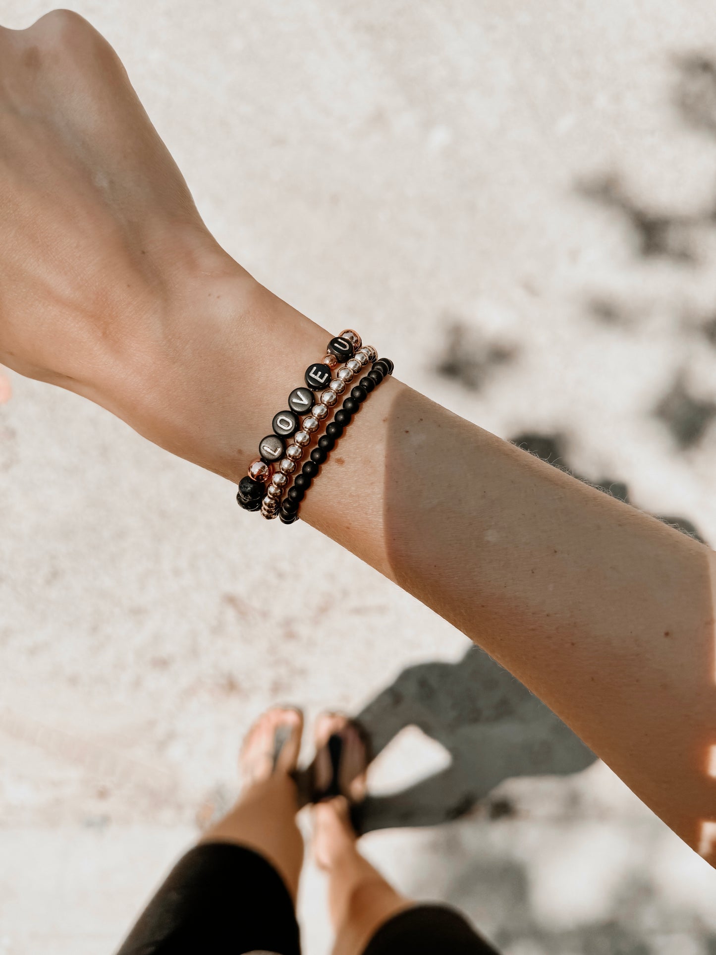 Noir Mama letter bracelet set