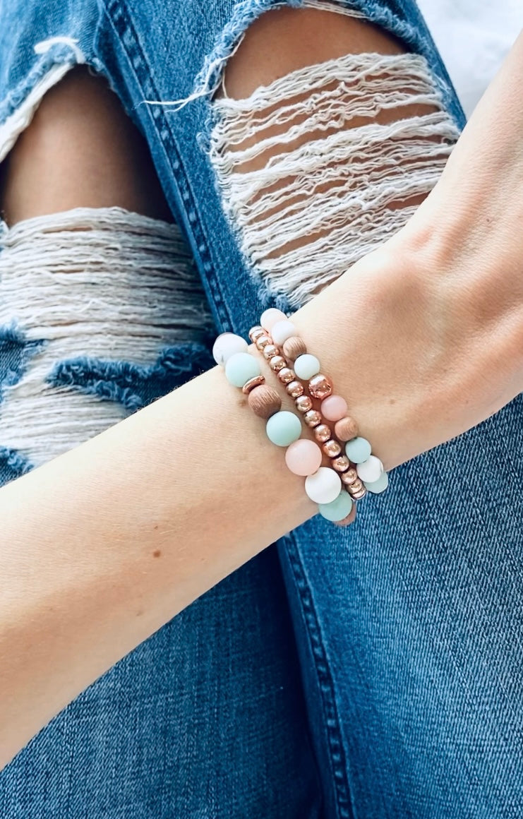 This stunning stack is created with the perfect mix of gemstones to brighten your mood , give you a confidence boost and bring out that inner warrior. <br>"The Energy Lifting Set," a meticulously crafted collection of gemstone bracelets designed to elevate your energy and promote well-being. This set features a harmonious blend of matte Sunstone, Amazonite, Howlite, and Rosewood, each selected for its unique healing properties.